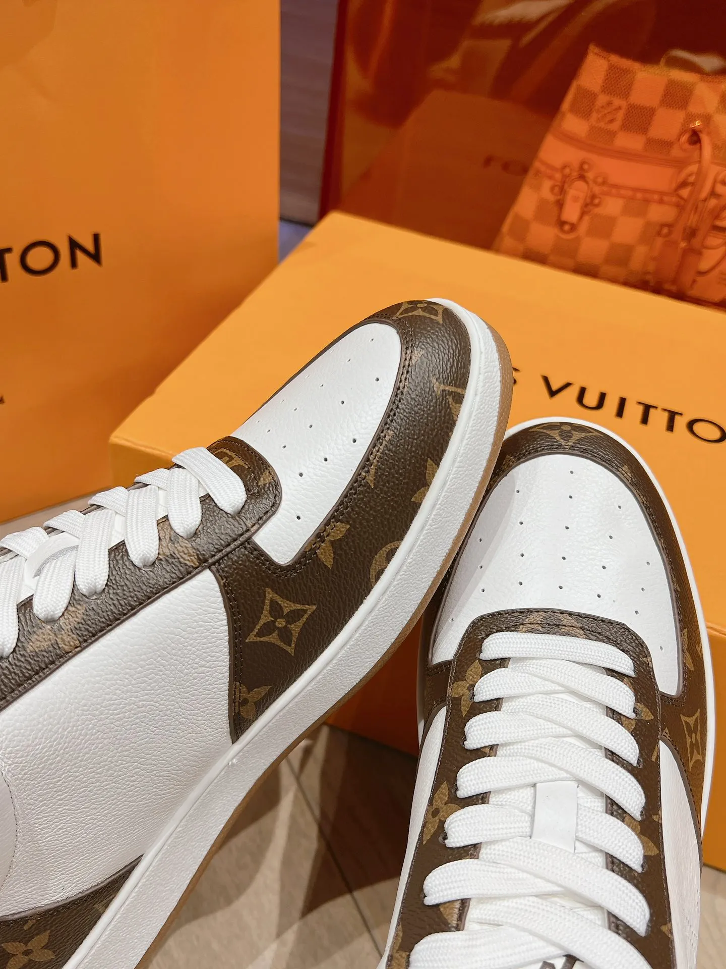 👟👟Ex-factory price 680👟👟 LV new white shoes men's letter series letter color matching pure cowhide 3D printed breathable holes men's casual business travel shoes👟full of comfort Size number: 39-45